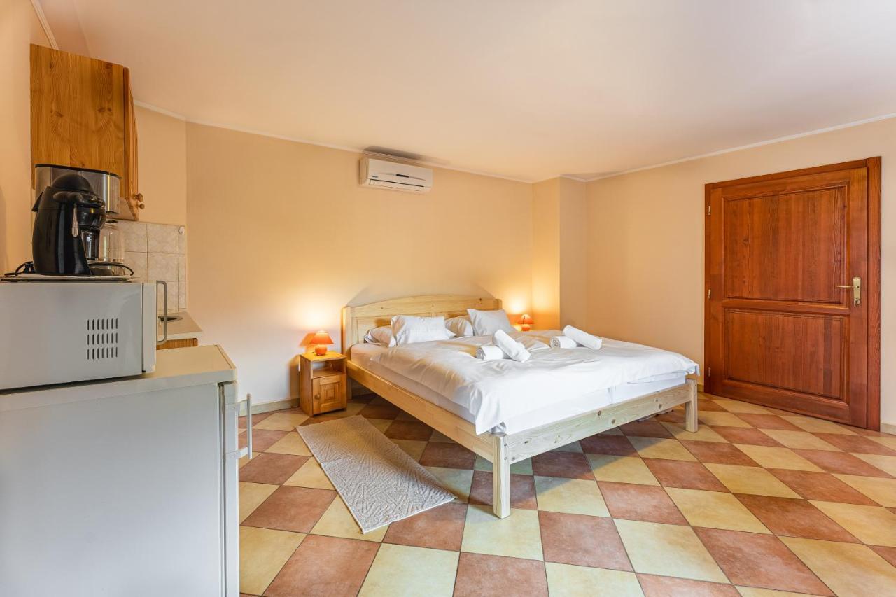 Varazsko Apartman Дьюла Экстерьер фото
