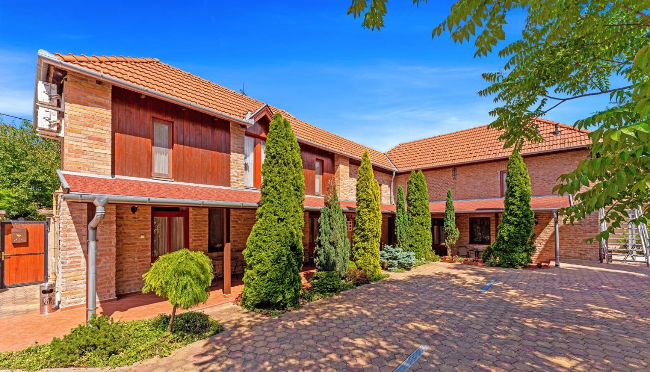 Varazsko Apartman Дьюла Экстерьер фото
